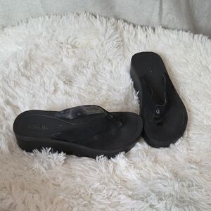 Columbia Women's Black Flip-Flop Sandals